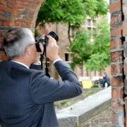 Minister Geert Bourgeois maakt een foto van de Onze-Lieve-Vrouwekerk in Brugge