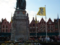 Standbeeld van Jan Breydel en Pieter De Coninck na de bloemenhulde