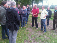 Johan Dessein (n-va Damme) luistert naar de uitleg van de landbouwer
